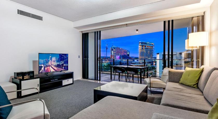 Spacious and Modern 3 Bed Apartment in Central Broadbeach at Sierra Grand — Hotel in Gold Coast