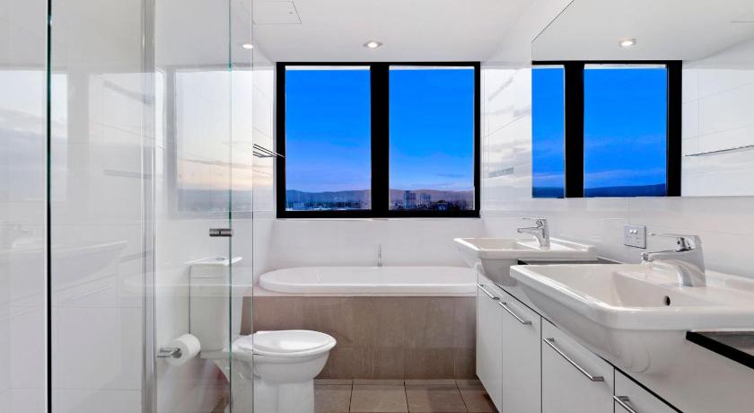 Spacious and Modern 3 Bed Apartment in Central Broadbeach at Sierra Grand photo