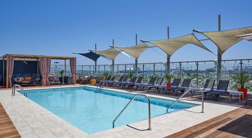 a swimming pool with chairs and umbrellas, Hyatt Centric The Pike Long Beach in Los Angeles (CA)