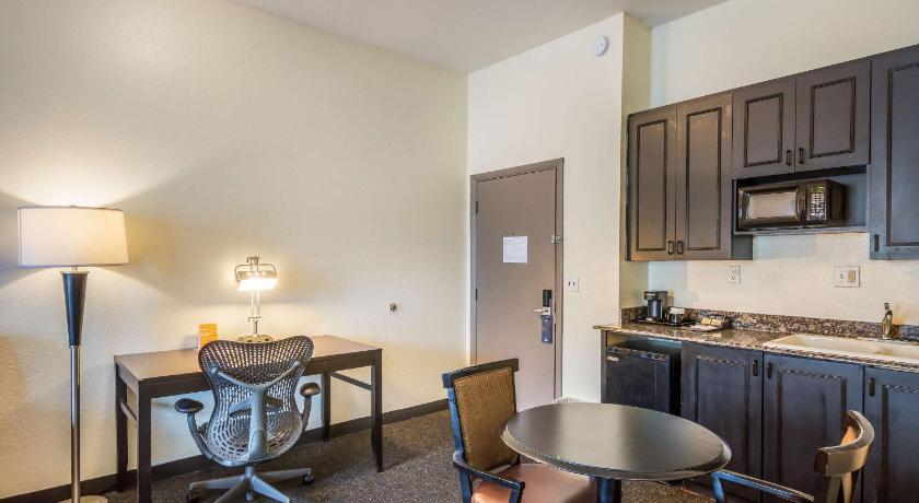 Clarion Inn & Suites Clearwater Central