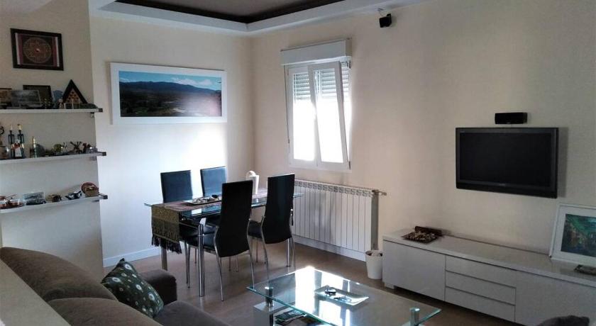 Comodo, bien ubicado y 2 aparcamientos — Hotel in Zaragoza
