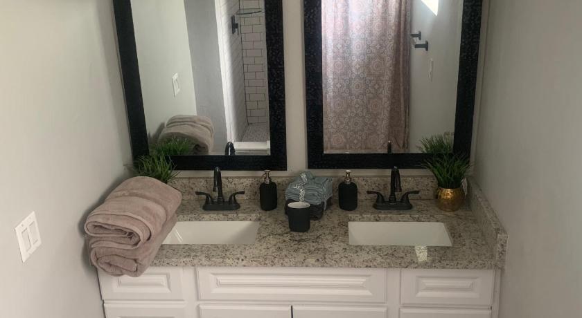 a bathroom with two sinks and a mirror, Casa Familia Martino 5 in Tampa (FL)