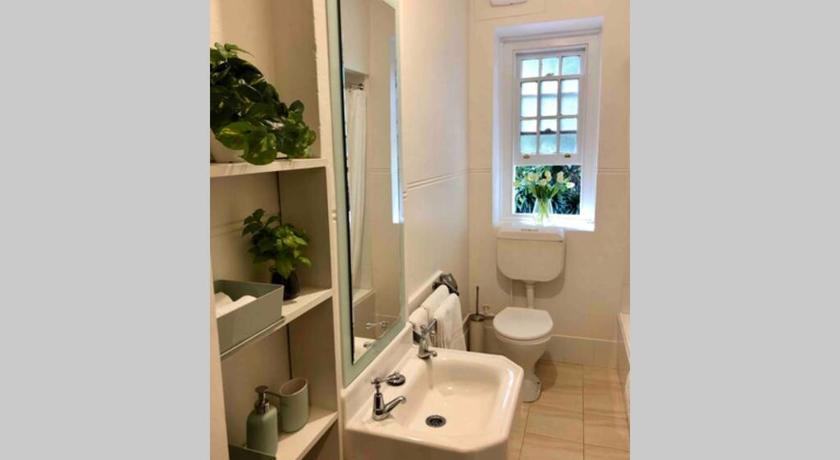East Melbourne City Studio - Amazing Location & Sunny Charm photo