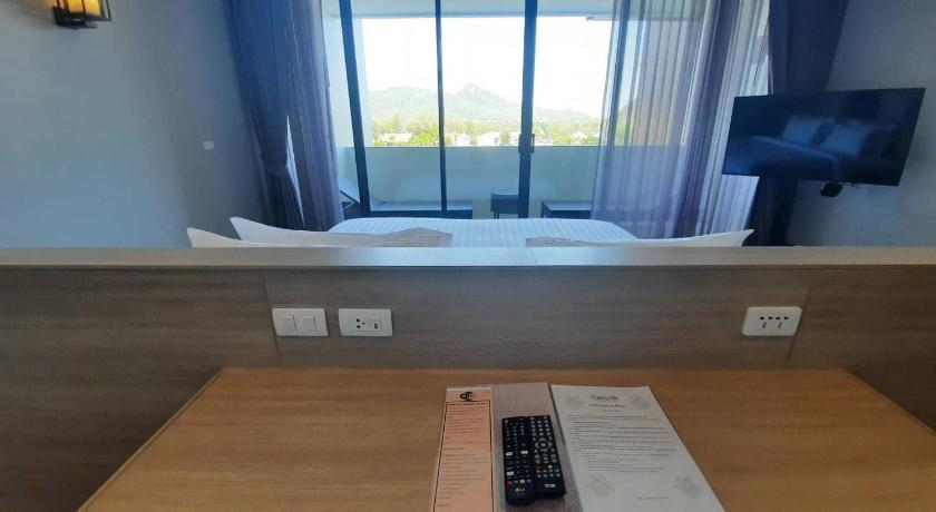 Image of Suite Pool View 11