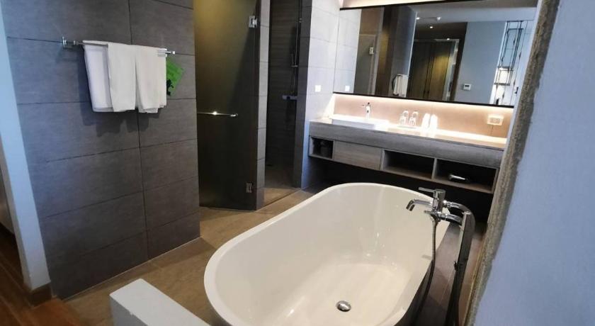 Image of Suite Pool View 6