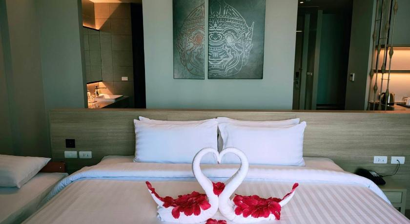 Image of Suite Pool View 7