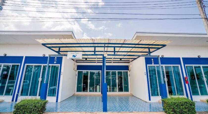 a white building with a blue roof and a blue door, Paragon Hometel in Surat Thani