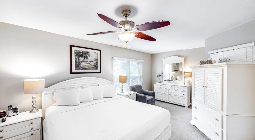 a hotel room with a white bed and white walls, Cabana Club 208 in Destin (FL)