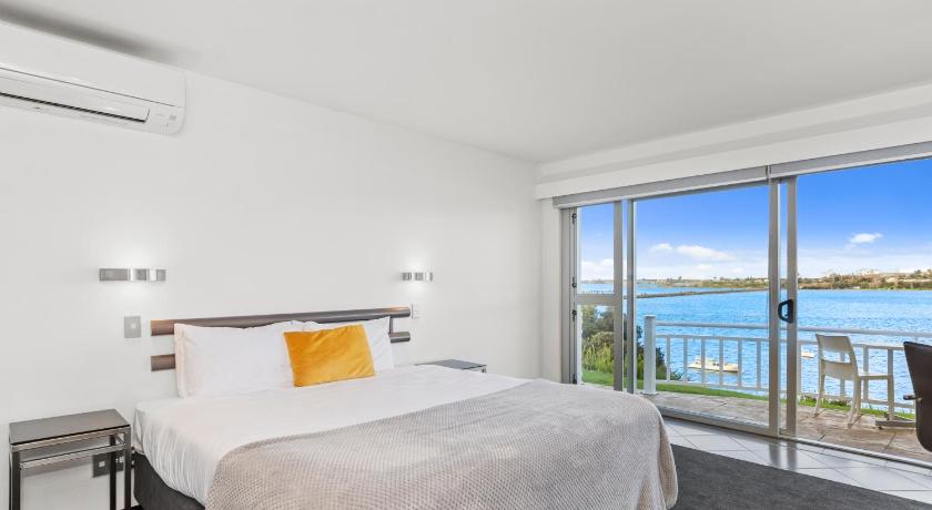 Image of Premier Studio with Patio - Water Front 0