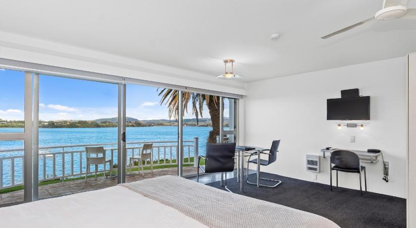 Image of Premier Studio with Patio - Water Front 4