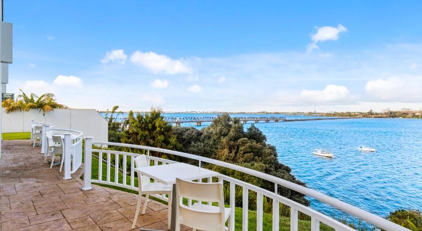 Image of Executive Waterfront King Suite with Patio 7