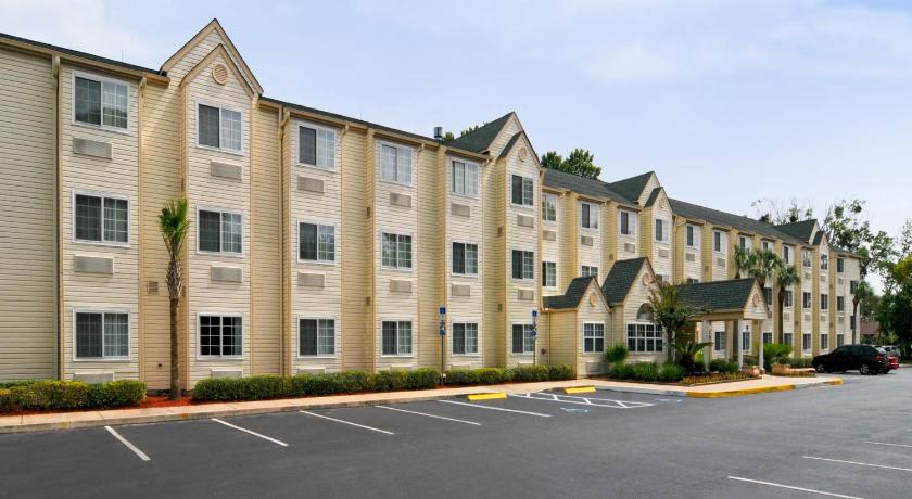 Hometown Inn &amp; Suites Jacksonville Butler Blvd./Southpoint — Hotel in Jacksonville (FL)