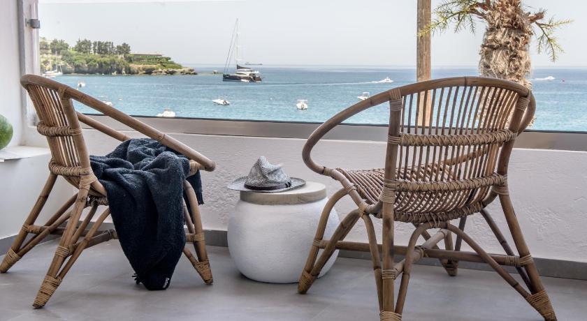 Laia Seafront Luxury Apartments photo