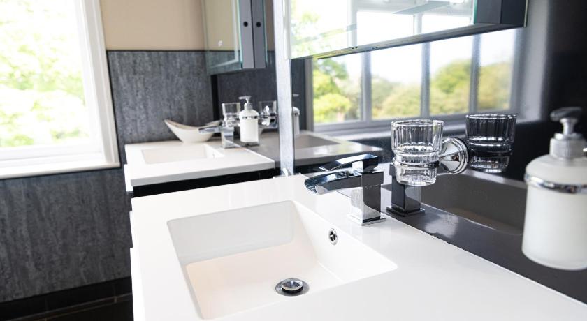 Image of Superior King Suite 8