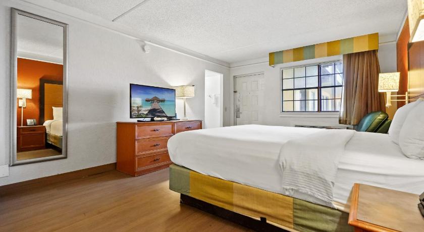 La Quinta Inn by Wyndham Costa Mesa / Newport Beach photo