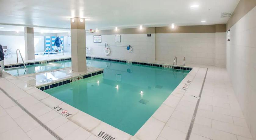 a large swimming pool in a large room, Staybridge Suites Denver Downtown in Denver (CO)