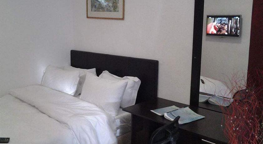 Ebi Okeng Attorneys Inc, 11 Byron Road Table VIew photo