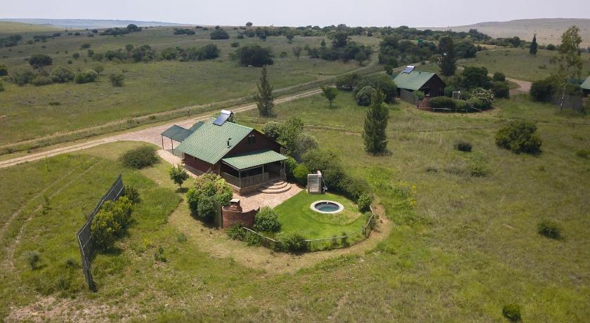 a small village with a green field and trees, Stone Hill Pet Friendly Self Catering in Magaliesburg