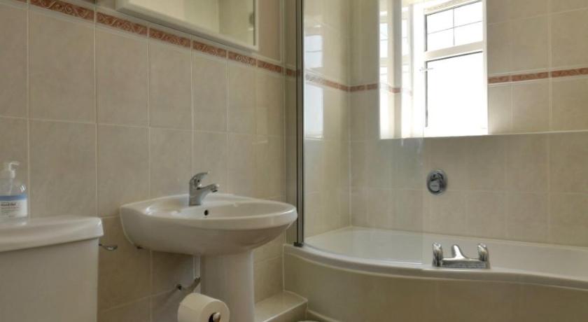 Whole house, easy walk to town centre, Parking, Self Catering, Great View, 3 bedrooms, sleeps 6 photo