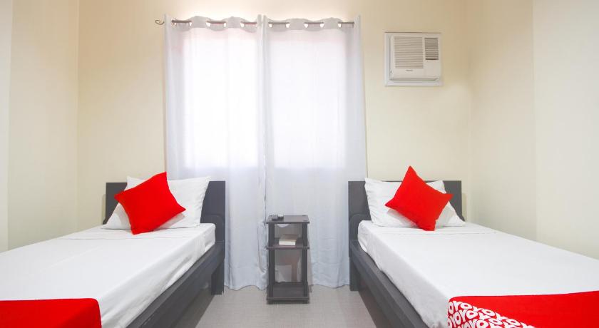 a hotel room with two beds and two lamps, OYO 567 Blue Horizon Hostel in Dumaguete
