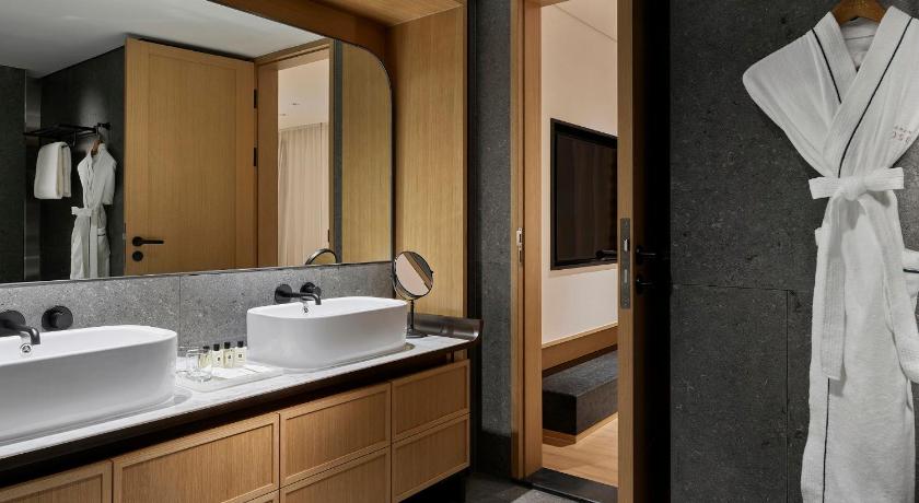 Imatge de Corner City View Suite with Ondol Floor 2