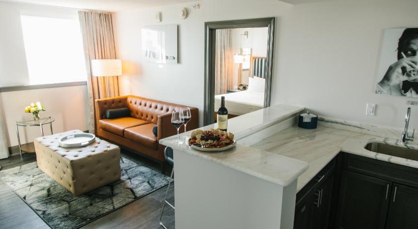 Biloxi (MS) Hotel Legends 4-Star Accommodation pool