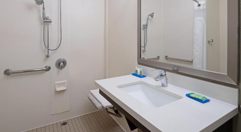 Holiday Inn Express and Suites Valencia - Santa Clarita