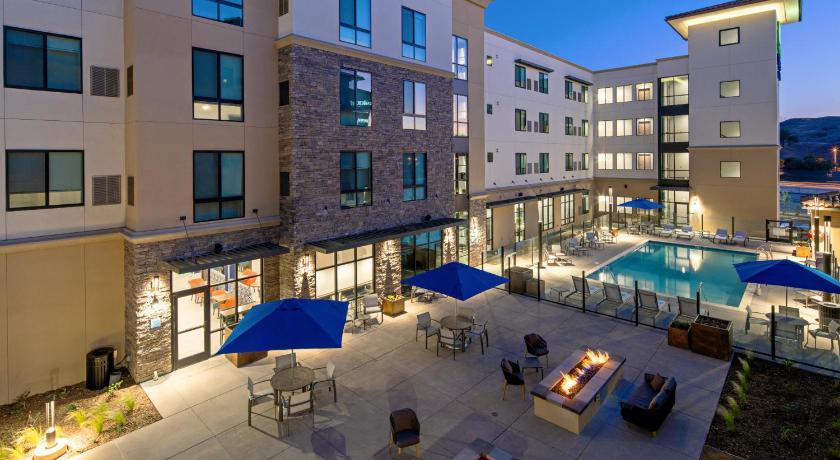 Holiday Inn Express and Suites Valencia - Santa Clarita