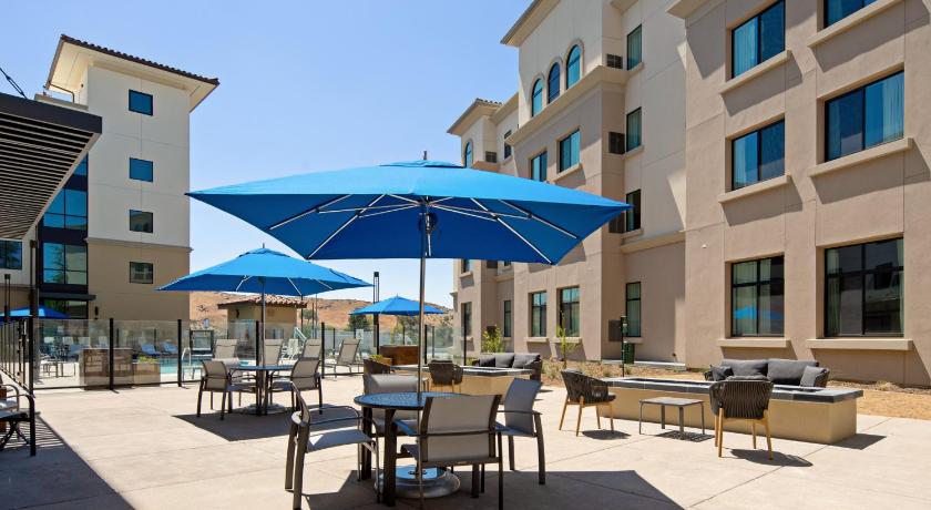 Holiday Inn Express and Suites Valencia - Santa Clarita