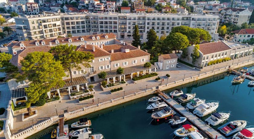 Lazure Hotel & Marina photo