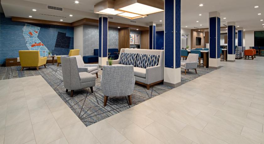 Holiday Inn Express and Suites Valencia - Santa Clarita