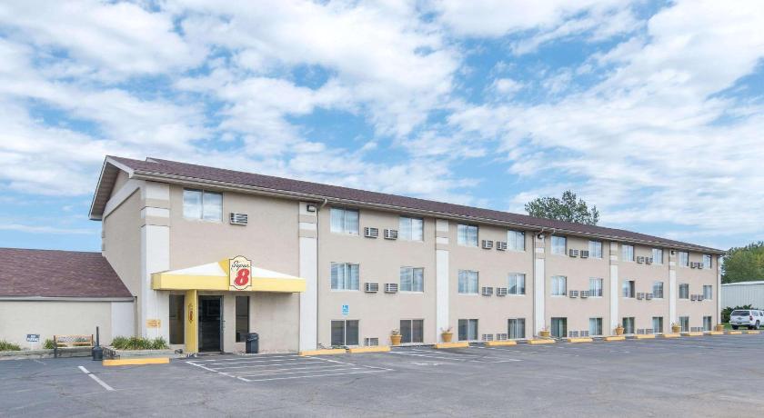 Super 8 By Wyndham Watertown photo