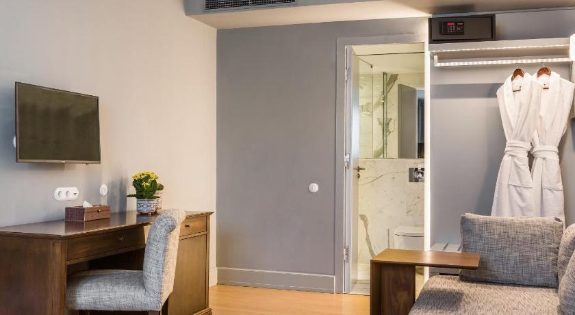 Image of Superior Double Room (No Balcony) 7