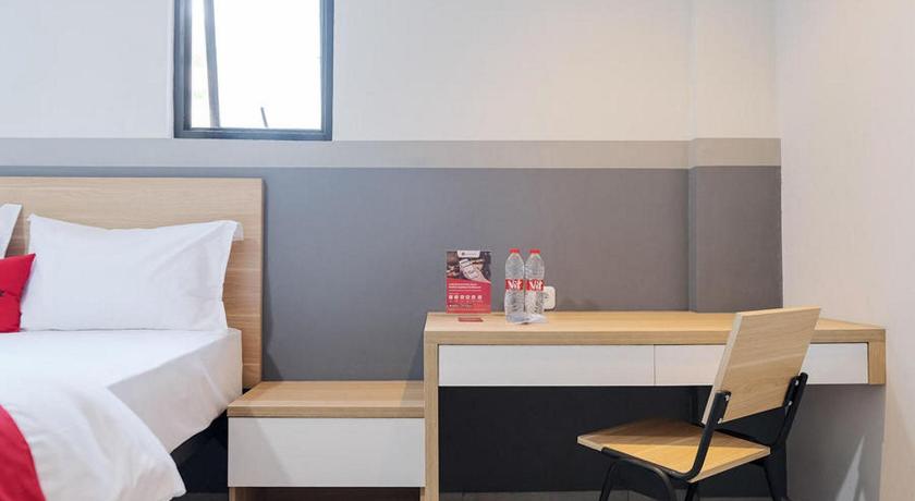 RedDoorz Plus near Taman Anggrek Mall