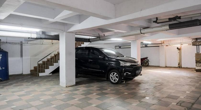 RedDoorz Plus near Taman Anggrek Mall photo