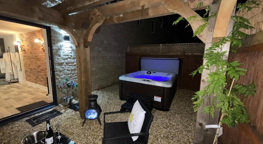 Coach House &amp; Hot Tub Nr Bicester Village — Hotel in Kenilworth
