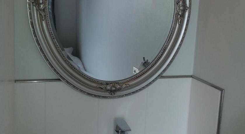 Image of Standard Double Room with Shared Bathroom 5