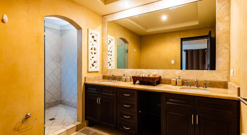 LUXURY 3BR appt, CENTER, 2 min to BEACH, hi-speed wifi photo