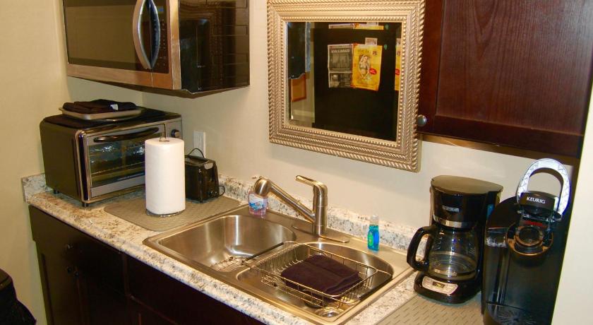 Denver Denver Blue Bear Den 3BR 2BA & Spa 5-Star Accommodation restaurant
