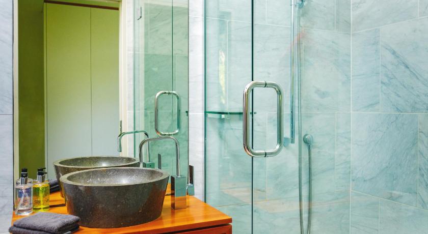 Waterfall Bay Glass House photo