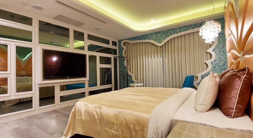 Image of Deluxe Double Room (Check-in after 21:00) 10