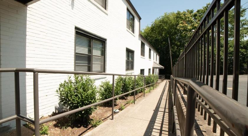 Special! 2 King Bedroom Condo Minutes to Broadway! photo