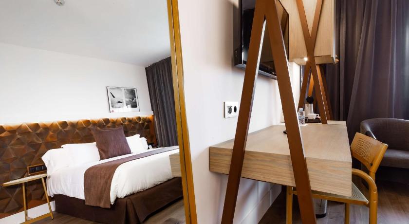 Image of Standard Room with One King and Bunk Bed - Non-Smoking 4