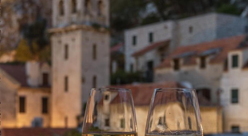Charming stone apartment with jacuzzi in center of Omis
