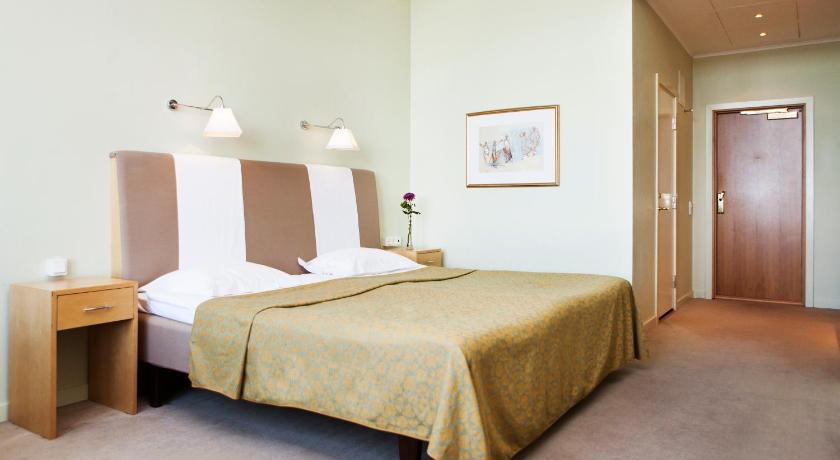 Image of Deluxe Double or Twin Room with Lake View 4