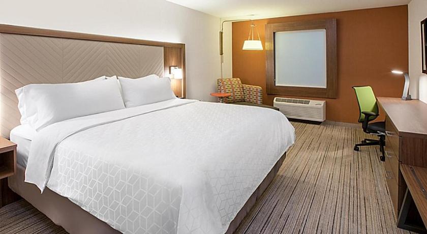 Holiday Inn Express and Suites Lumberton photo