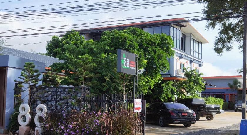 a street sign on a pole in front of a building, 88 ลิฟวิ่ง โฮเทล ปากช่อง in Khao Yai