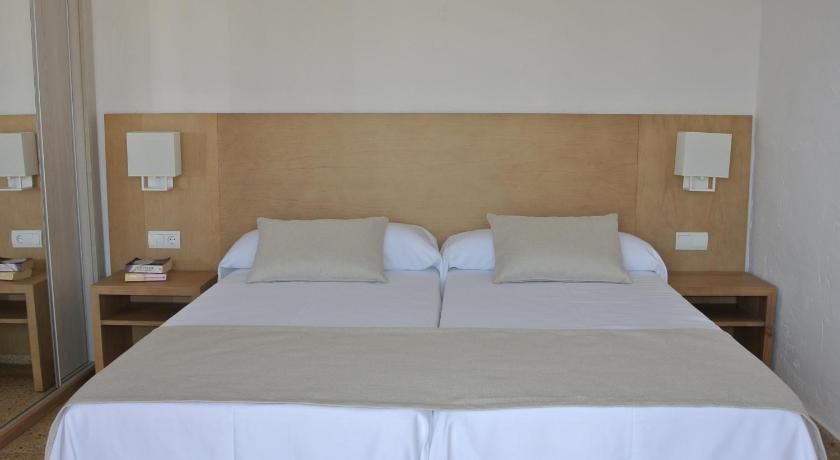 Apartamentos El Moro — Hotel in Ibiza
