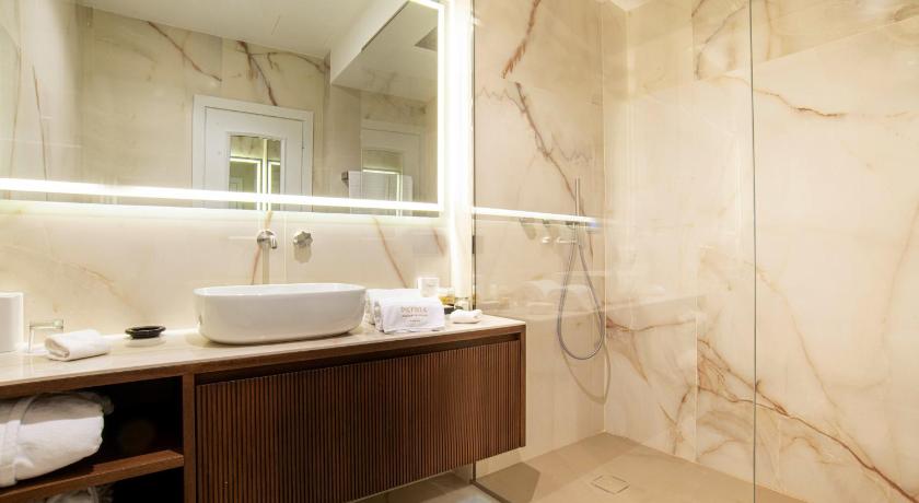 Image of Deluxe Double Room 6