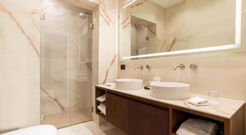 Image of Deluxe Double Room with City View 2